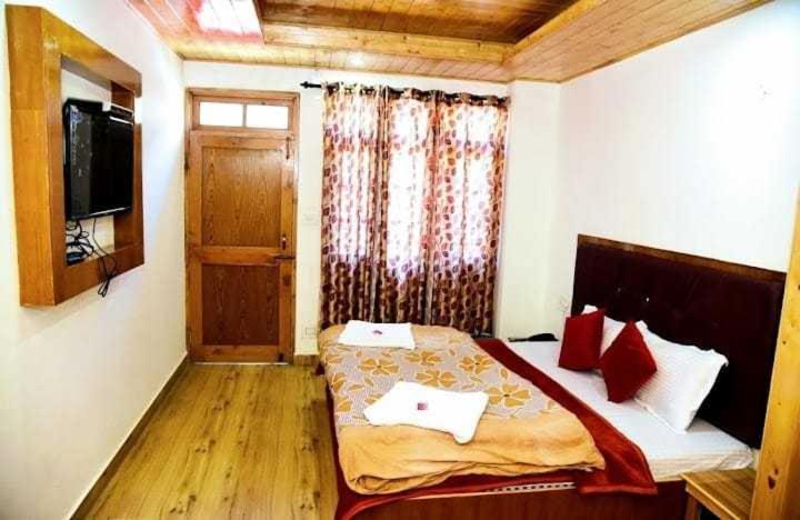Hotel Himalayan Palace à Manāli Extérieur photo